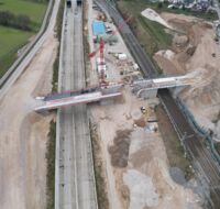 Luftbild einer Brückenbaustelle